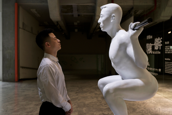 周世雄與作品〈寂寞之子〉合影