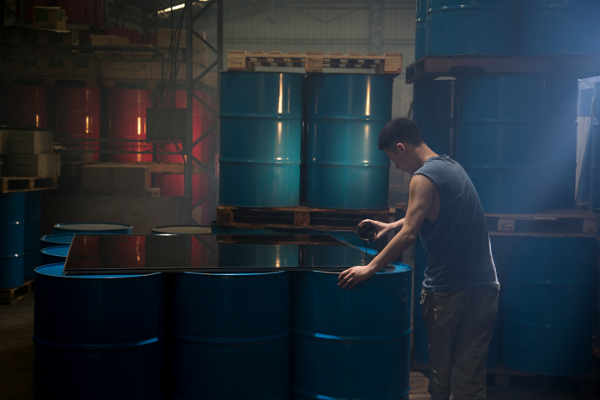 周世雄工作照攝於台灣潤滑油工廠