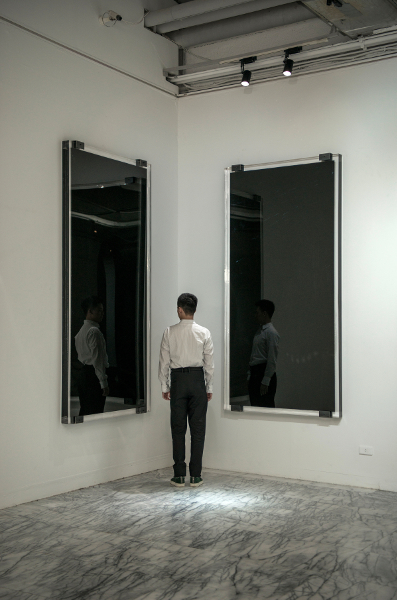 周世雄與作品〈好男孩壞男孩〉合影