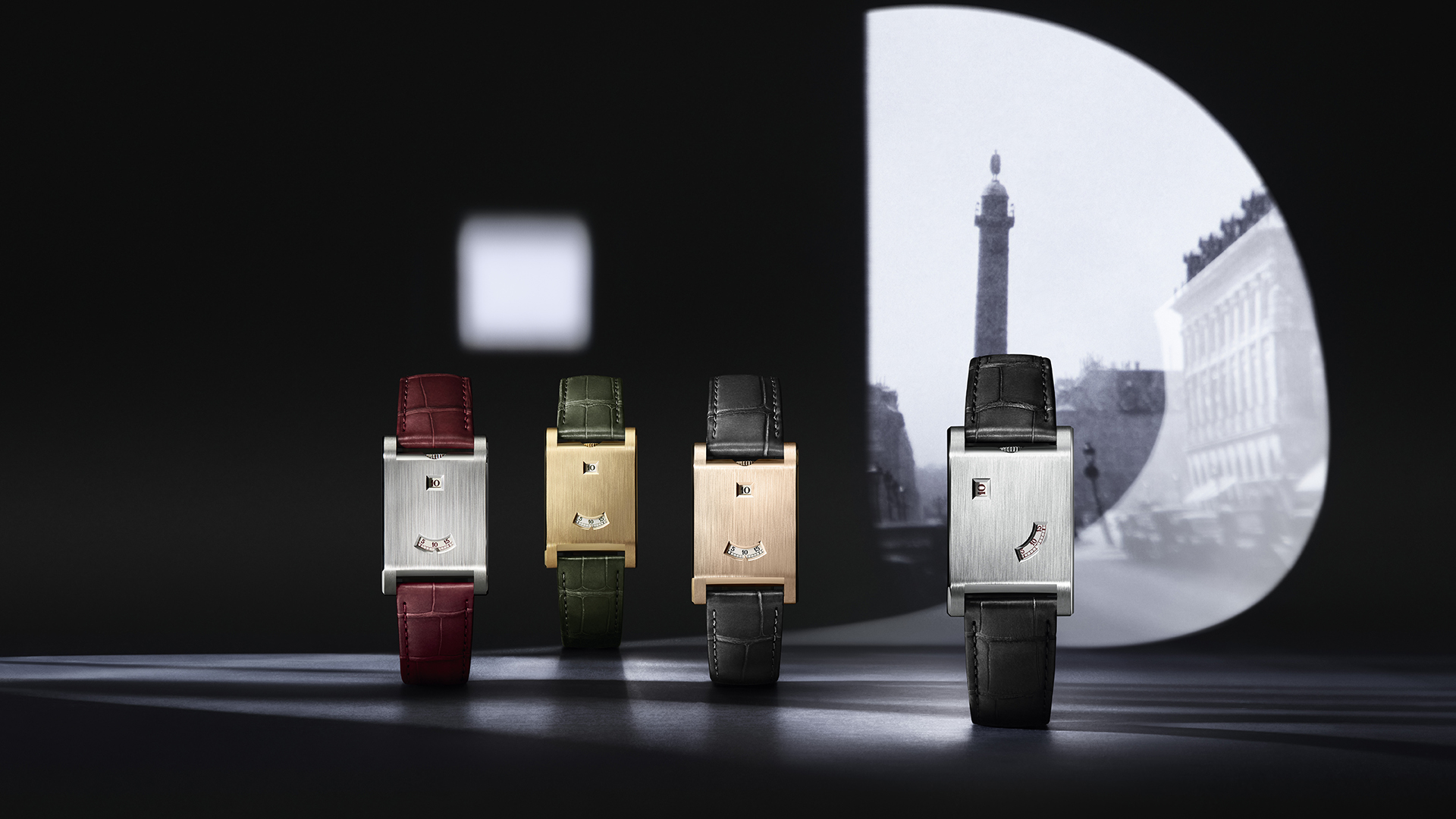 卡地亞全新Tank à Guichets腕錶搭載全新的卡地亞9755 MC型工作坊精製手動上鍊機械機芯,具有逆跳小時和逆行連續分鐘功能。