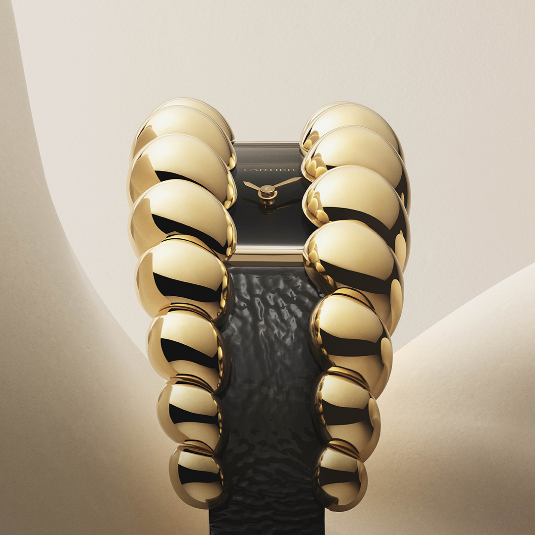 卡地亞Tressage 受到腕錶造型的啟發,扭曲和編織的造型透過不同的材質,展現了轉變的本質和趣味性。