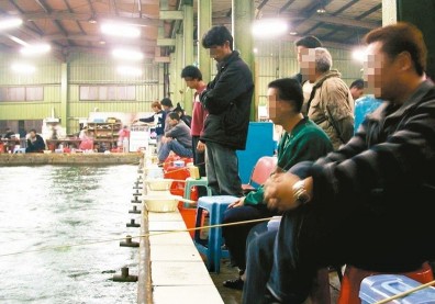 勞檢會過？釣蝦場合約「請假扣10天薪、假日不得排休」