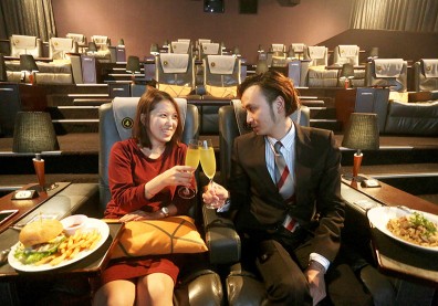 專人送餐窩沙發 看片像搭頭等艙