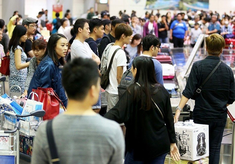 桃機入關、領行李要排1～2小時 外籍旅客：實在恐怖