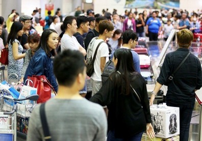 桃機入關、領行李要排1～2小時 外籍旅客：實在恐怖