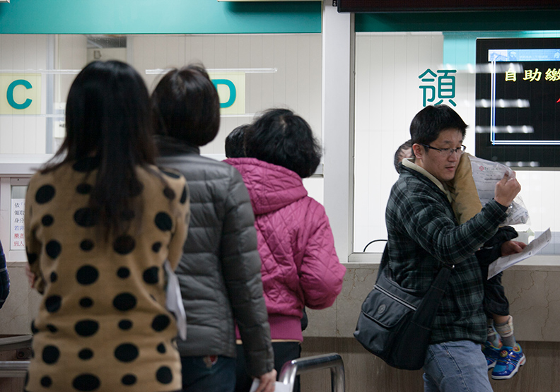 健保費調整首見兩案併陳！ 42K四口之家每月恐多付418元保費