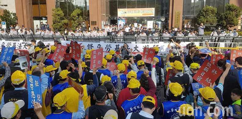 高雄勞工大遊行 3萬人上街頭反修勞基法_img_1