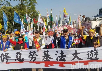 高雄勞工大遊行 3萬人上街頭反修勞基法
