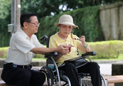 台灣長照只能靠做功德，日本卻給93天有薪假