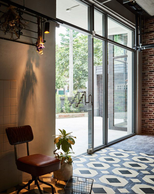 陽光恣意灑落!三間從老屋、廢墟變身玻璃屋的風格咖啡餐館_img_19