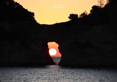 日本和歌山、白浜｜圓月島・落入海蝕洞的絕美夕陽