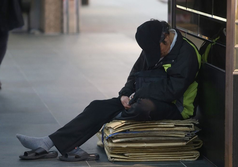 首都中的邊緣人 顫抖瑟縮雨衣抗寒度寒冬_img_3