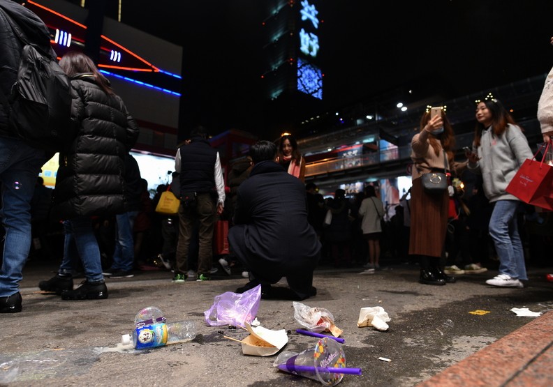 公民素養在哪？跨年過後徒留清潔人員賣命打掃