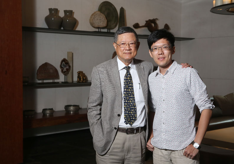 何承育〔右〕對於文創的執著和熱愛，比起父親何明憲〔左〕，有過之而無不及。