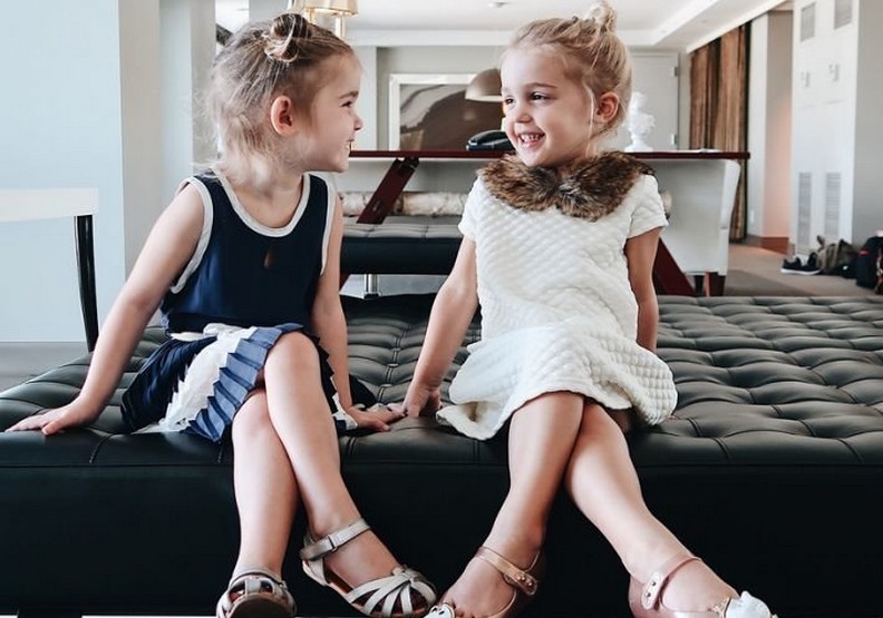 3歲女孩擁有不同膚色的娃娃!媽媽:從小就不應該有歧視_img_2