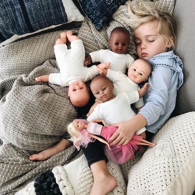 3歲女孩擁有不同膚色的娃娃!媽媽:從小就不應該有歧視_img_1