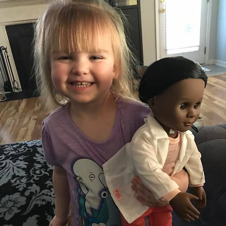 3歲女孩擁有不同膚色的娃娃!媽媽:從小就不應該有歧視_img_3
