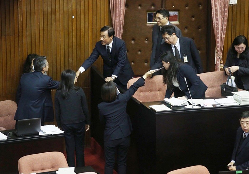 勞基法修法三讀!7休1成歷史 未來可連續上班12天_img_2