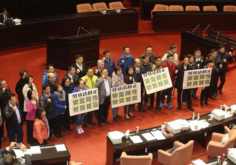 勞基法修法三讀!7休1成歷史 未來可連續上班12天_img_3