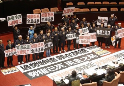 勞基法修法三讀！7休1成歷史 未來可連續上班12天