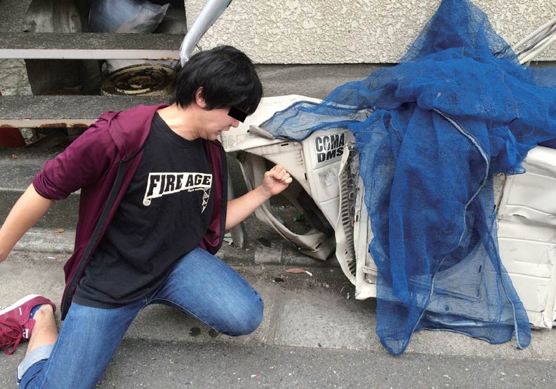 解壓小妙招：跟路上的毀損物品合照