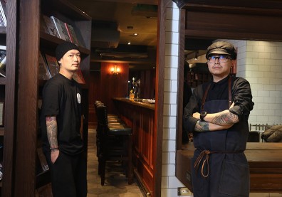 美髮沙龍藏玄機 推開書櫃竟有調酒吧