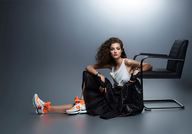 老佛爺貼身皮革椅加持形象照 Chanel春夏前導系列 優雅混搭運動時尚_img_6