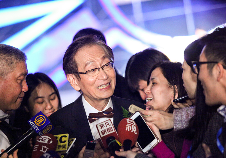 施崇棠一箭雙鵰，就是要跟客戶黏在一起