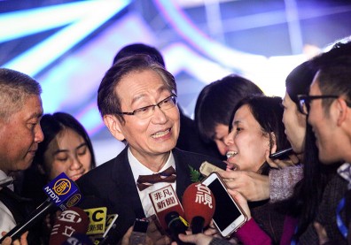 施崇棠一箭雙鵰，就是要跟客戶黏在一起