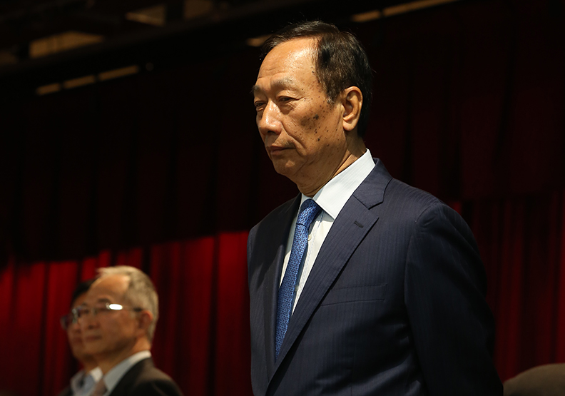 鴻海明年大砍開支近四成 這刀揮向誰？