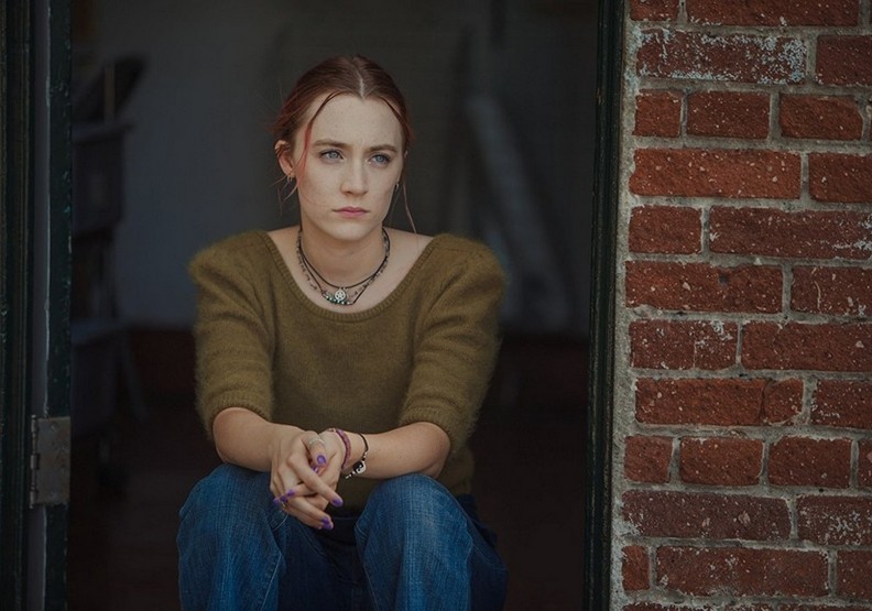 《淑女鳥》:你也許憤世嫉俗,但不該隱藏心中的愛_img_2