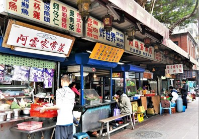 台北食記：廟埕前的排骨湯