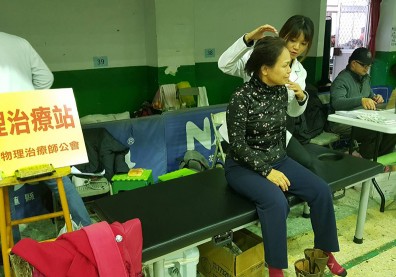 按摩、收驚樣樣有 他們用自己的「專業」來救災