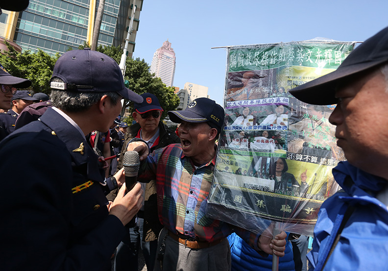 【圖集】反年改群起抗爭 立法院散會