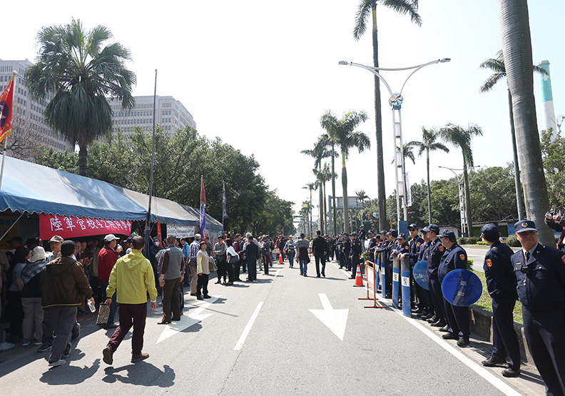 【圖集】反年改群起抗爭 立法院散會_img_1
