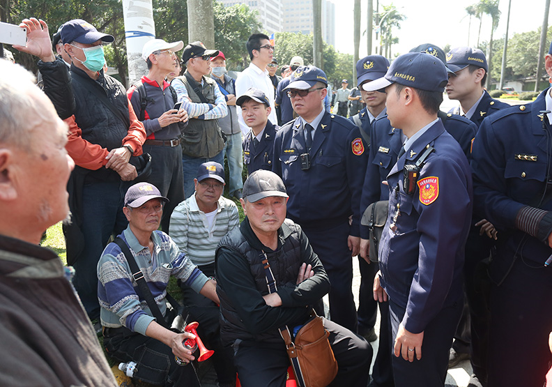 【圖集】反年改群起抗爭 立法院散會_img_7