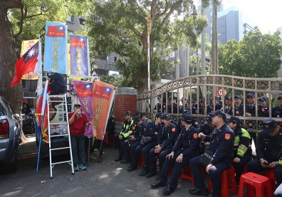 誰把波麗士大人變傭人？ 垃圾車撿錢、水溝找鑰匙…