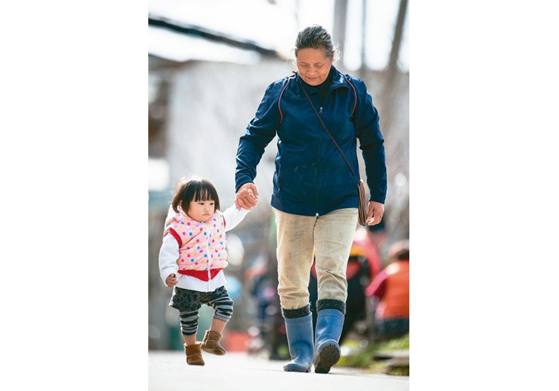 隔代教養戶20年倍增！水蜜桃阿嬤 孫子越養越多_img_1