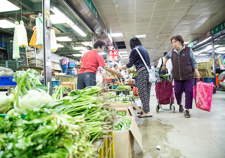 我經常在菜市場裡,傾聽年紀和我差不多的歐巴桑們的有趣對話,僅為情境配圖。賴永祥攝影