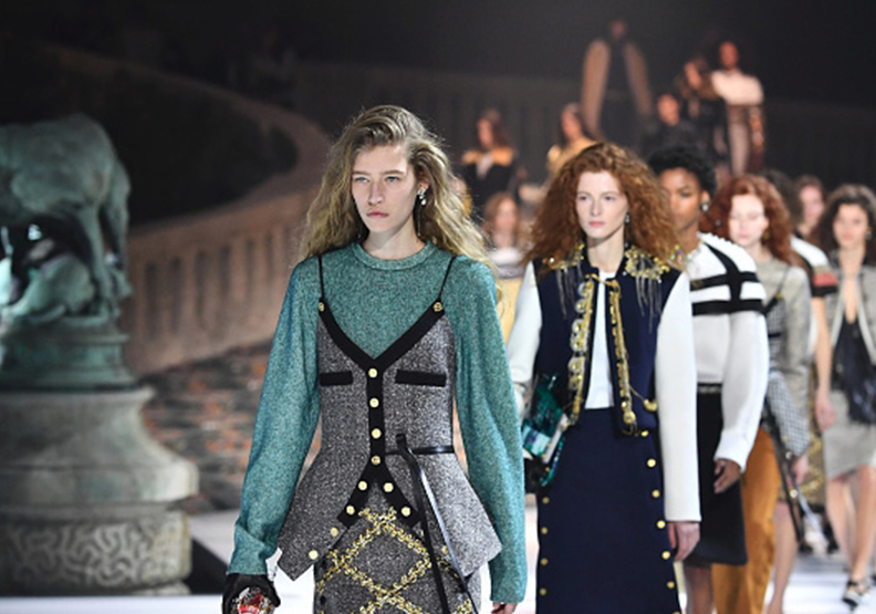 太空船降落羅浮宮！Louis Vuitton展開時空旅行 打造科幻法式淑女_img_4