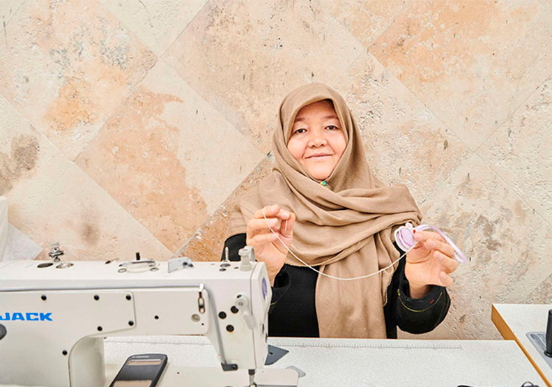 讓購買更有意義！Uniqlo攜手Ladurée推馬卡龍UT 助阿富汗女性自力更生_img_4