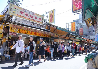 「街遊」穿梭巷弄 走讀街友生命故事