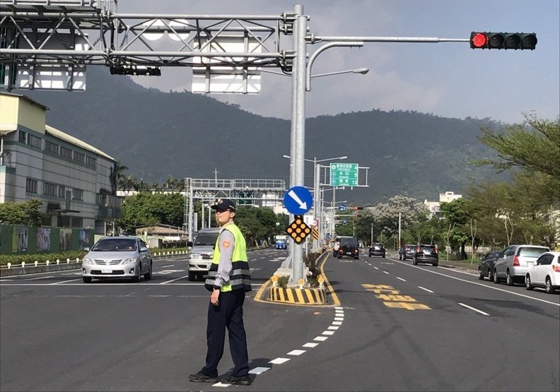 能不感謝嗎？為交通塞爆的宜蘭，員警每天站路口10小時