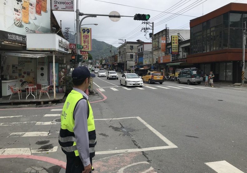 能不感謝嗎?為交通塞爆的宜蘭,員警每天站路口10小時_img_1