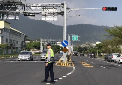 能不感謝嗎？為交通塞爆的宜蘭，員警每天站路口10小時