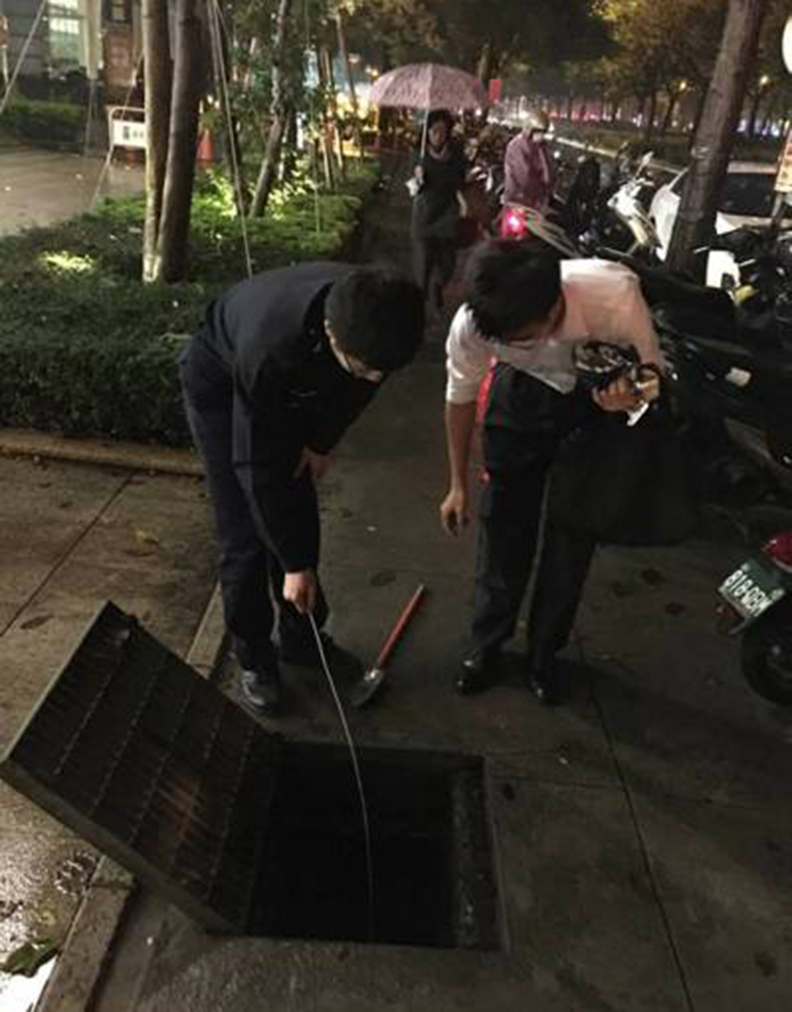 誰把波麗士大人變傭人？ 垃圾車撿錢、水溝找鑰匙…_img_2