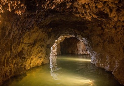 加拿大卑詩省：鐘乳石洞裡泡溫泉