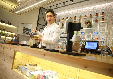 辦展覽、玩直播 藥局化身美學天地