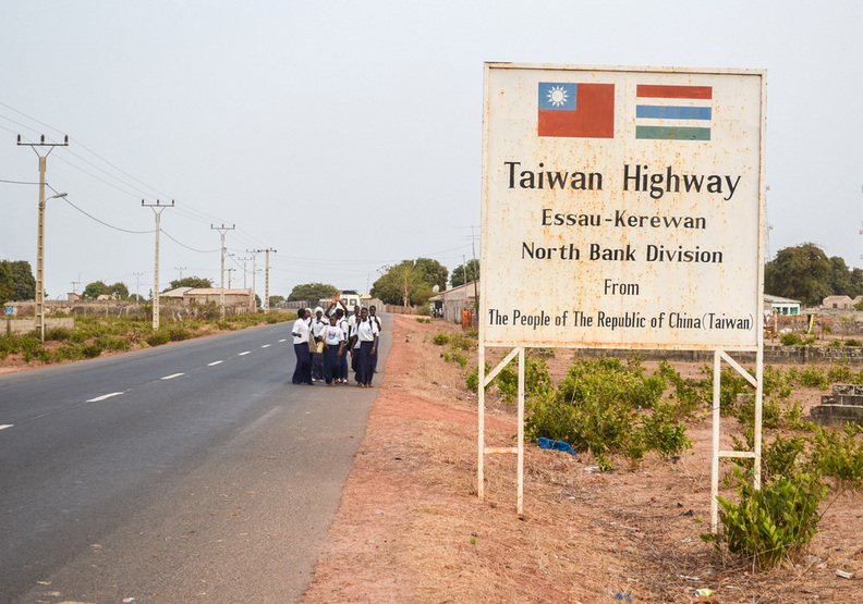 中華民國曾為甘比亞鋪設的道路，而甘比亞已斷交。freewheely