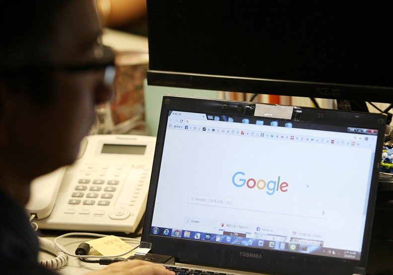 拍照還在比YA？ 7種常見動作都會被駭_img_2